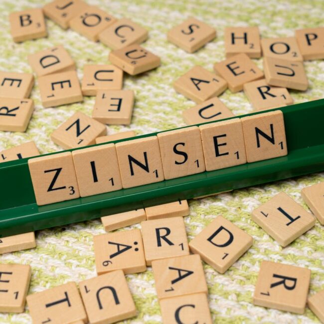 Scrabble tiles spelling ‘ZINSEN,’ representing interest rates and financial benchmarking.